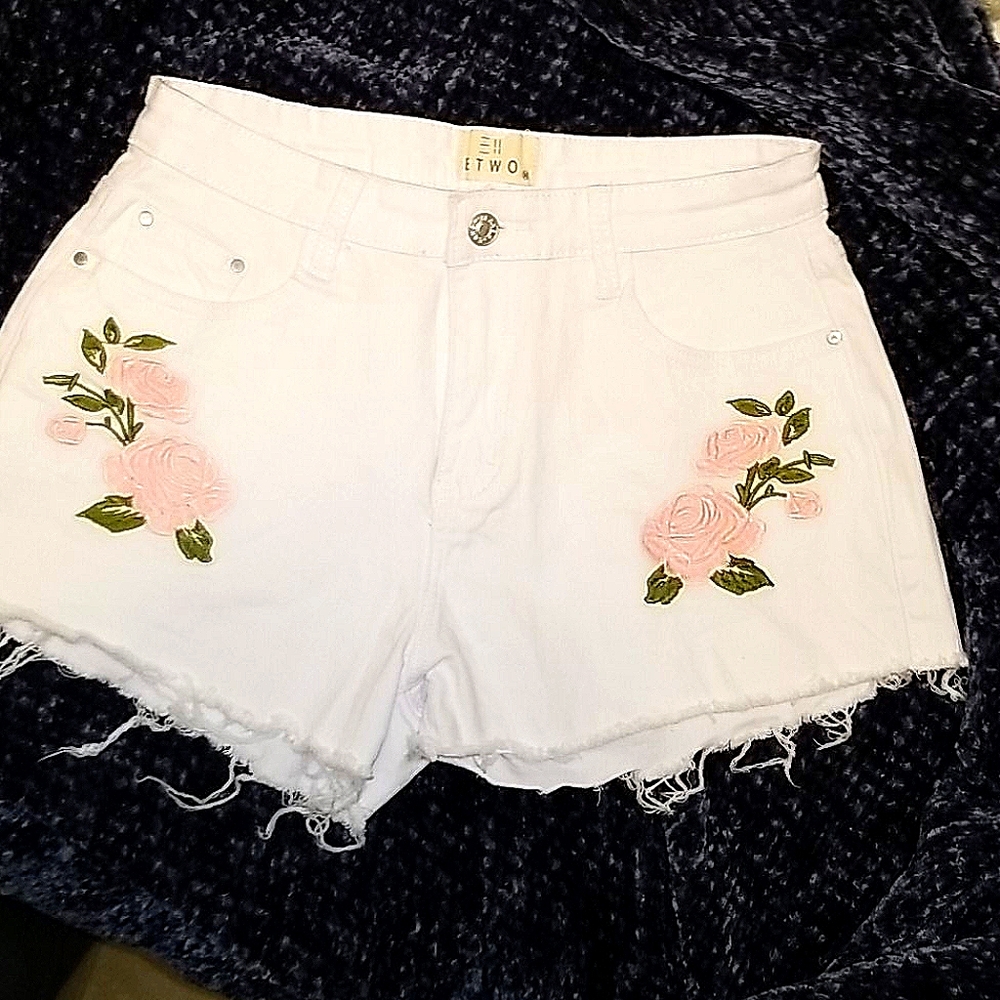 Cutoff Denim Shorts with Roses Embroidered
